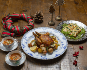 ワイエスフード×井筒屋、聖夜を彩る期間限定セットとして、ミシュランシェフ西村貴仁CCOが手掛けた料理と『ROTISSERIE★BLUE』の特製チキンを販売開始