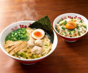 九州筑豊ラーメン、革新の秋。ミシュランシェフと挑む「こだわりのトリプルスープ×パウダーチーズ」の極上な期間限定麺が新登場